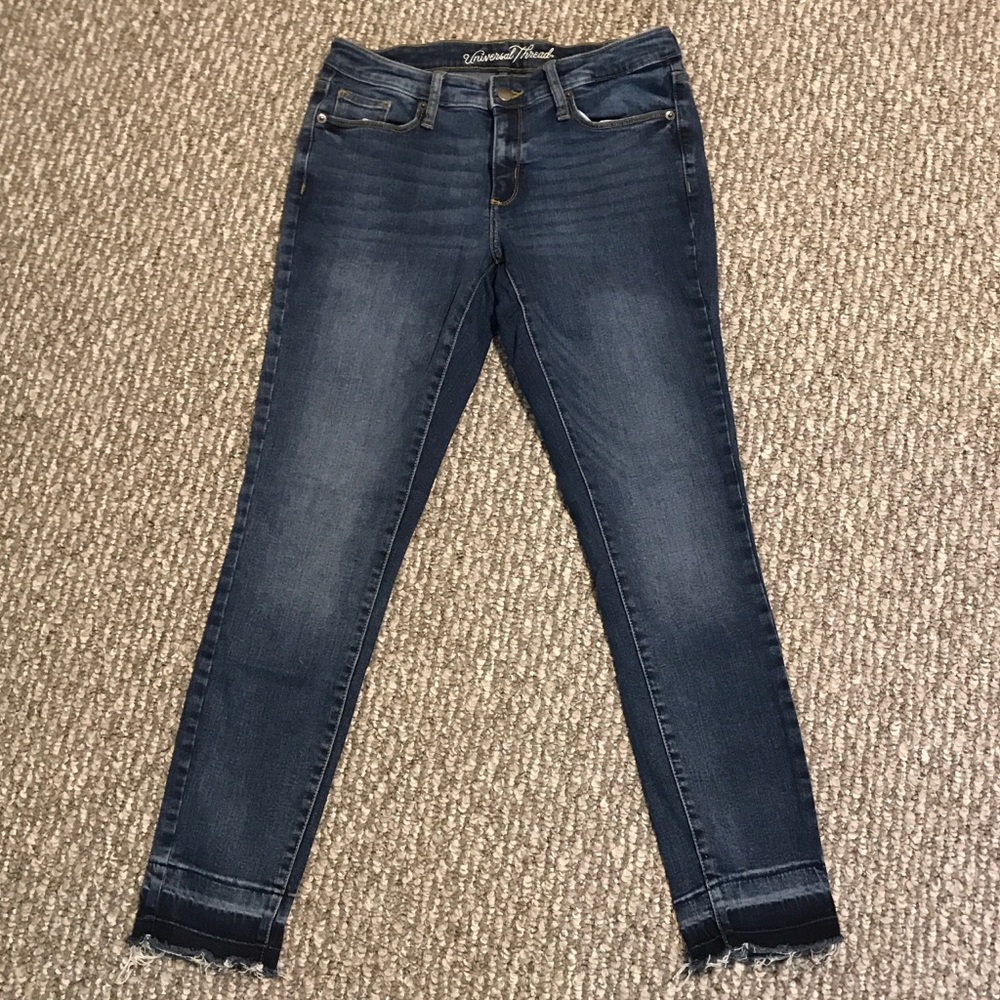 Frayed hem skinny jeans